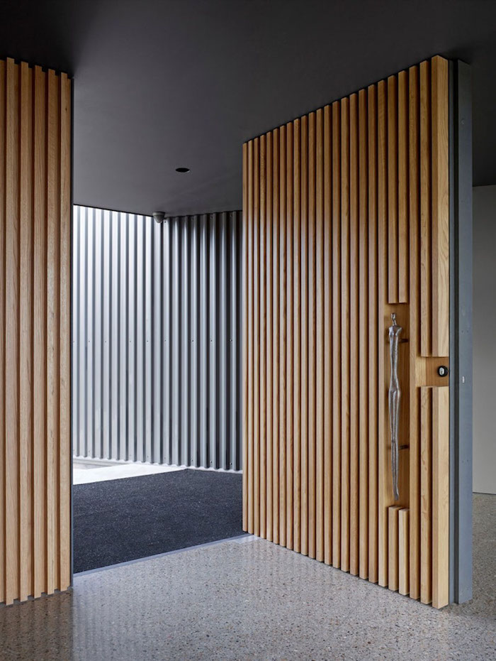 Стильные деревянные двери: 13 примеров