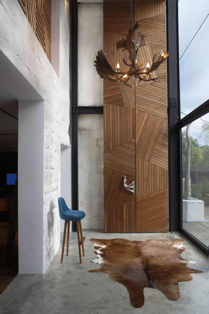 Стильные деревянные двери: 13 примеров