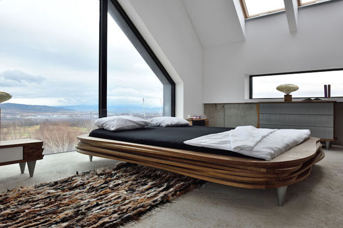Дизайнерская кровать от Gie El выполнена из скульптурных досок из дуба