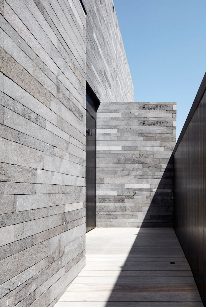 Дом из вулканического камня от B.E Architecture