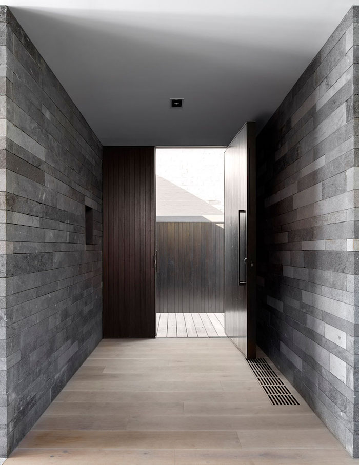 Дом из вулканического камня от B.E Architecture