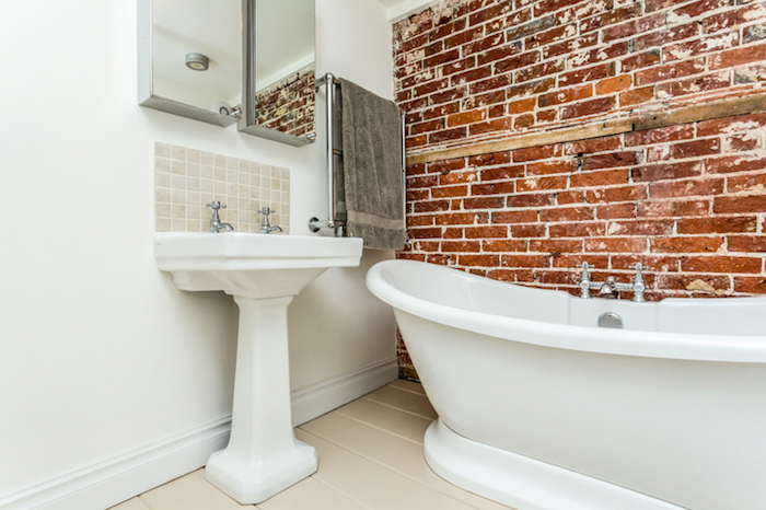 18 примеров использования кирпича в ванной комнате