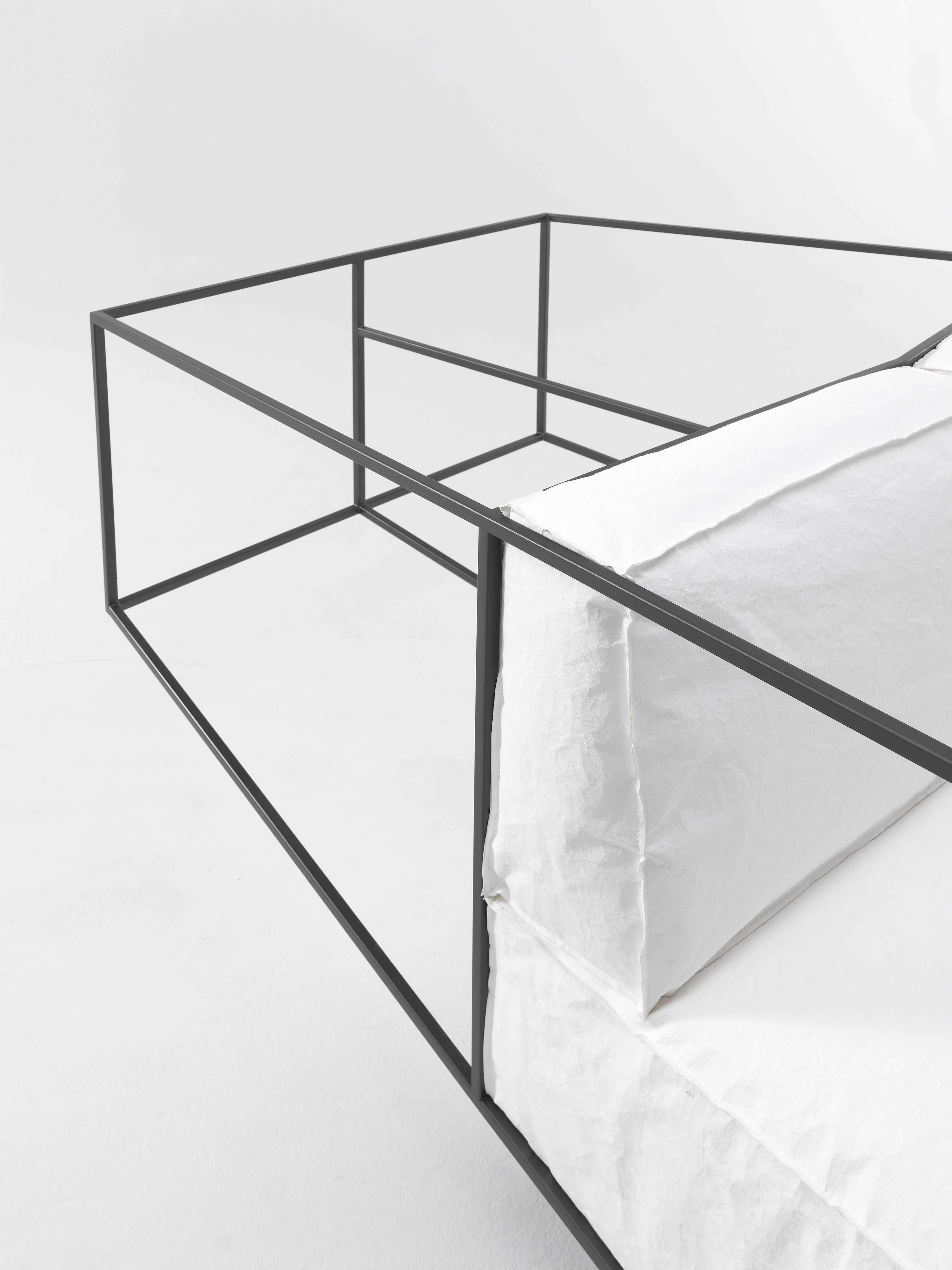 IXORB: необычный диван в стиле минимализма