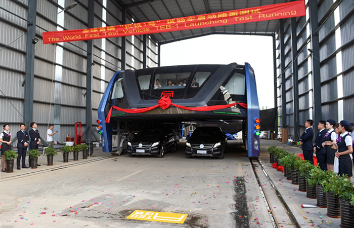 В Китае проводятся испытания автобуса TEB, который будет ездить над машинами по рельсам