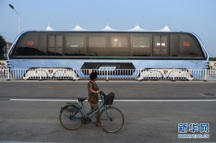 В Китае проводятся испытания автобуса TEB, который будет ездить над машинами по рельсам