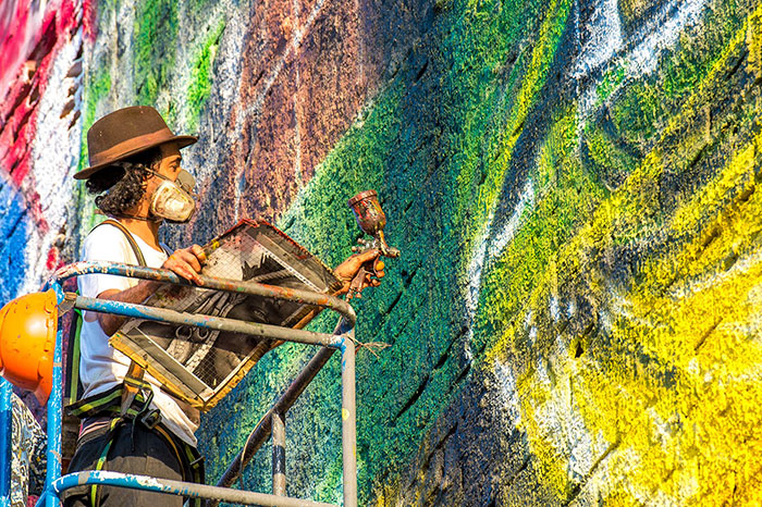 Бразильский художник создает крупнейший в мире мурал для Олимпийских игр в Рио