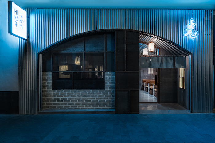 Стильный интерьер Hikari Yakitori Bar от студии дизайна Masquespacio