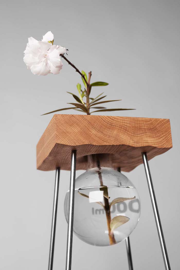 "Столик для цветка" от студии Vjemy