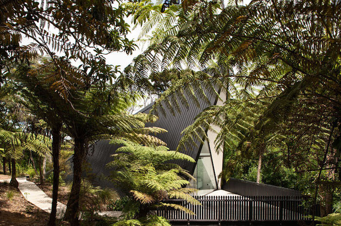 Треугольный дом в Новой Зеландии от Chris Tate