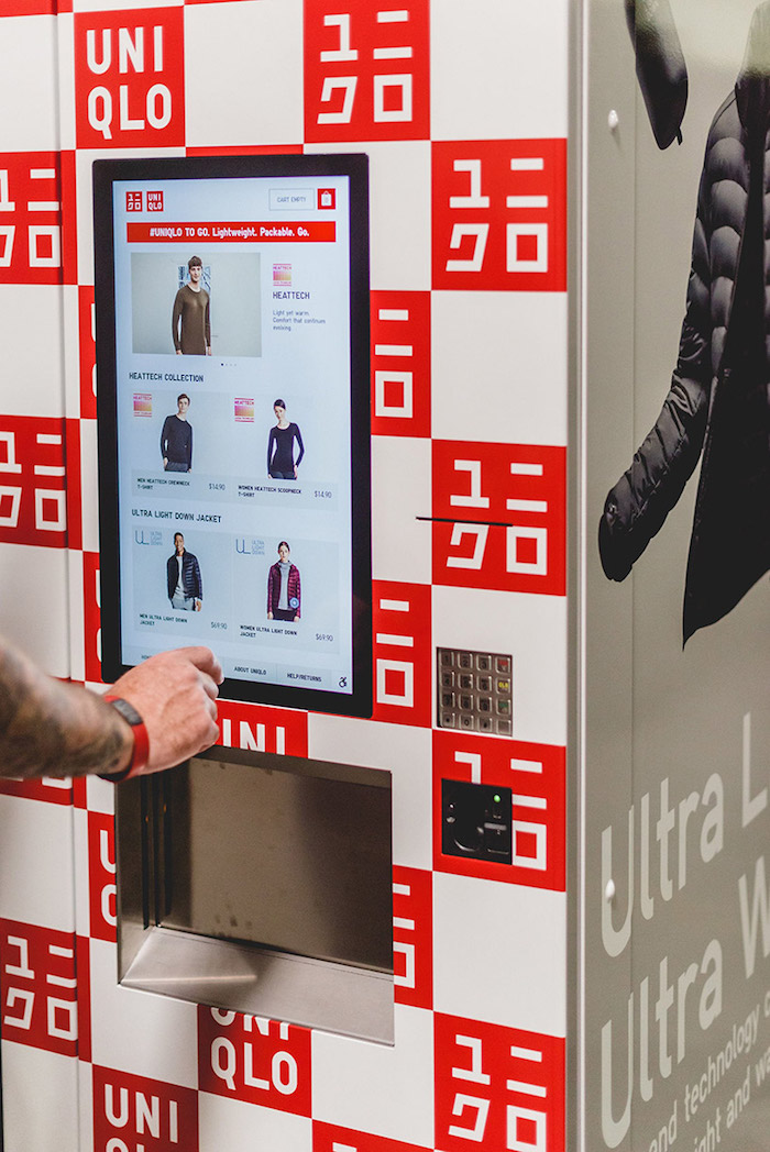 Uniqlo начал продавать одежду через автоматы