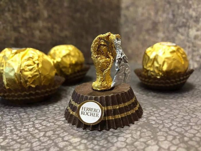 Крошечные скульптуры из фантиков Ferrero Rocher (28 фото)